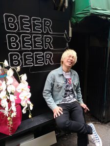 出所直後に『BEER』という文字を見ただけで昇天する青年