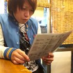 酒ゴングの酒を選ぶ青年