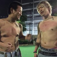 胸ゴングをする男性（左・チャンス大城、右・カリスマジュンヤ）