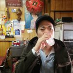 甘い酎ハイで喉の掃除をする男性
