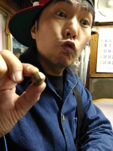 答えあわせ中の中年男性