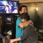 無記憶ヘッドロックをするお笑い芸人の男性