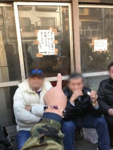 開店を待つ常連の酒場ゾンビ（シッター）