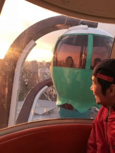 センサー感度を上げるために観覧車から探知を試みる中年男性