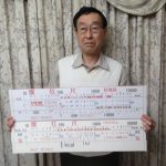 燗狂尺と燗狂尺UNIVERSALを並べて持った状態の作者